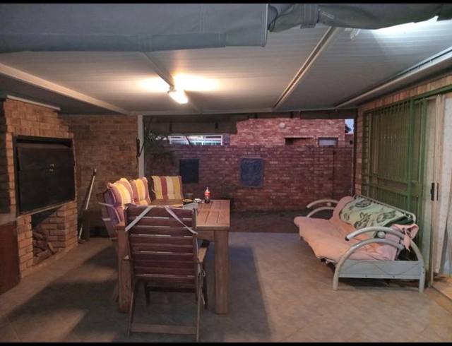 2 BEDROOM TOWNHOUSE FOR SALE IN SILVERTON